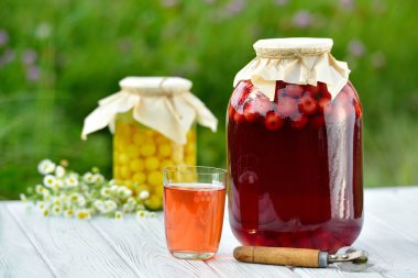 Korunmuş meyve, vişne kompostosu