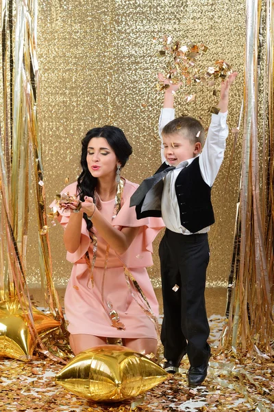 Mutlu anne ve oğlu altın serpantin atma