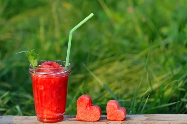 Batido rojo sandía como bebida saludable de verano. Bebida bio orgánica y vegana con corazones . — Foto de Stock