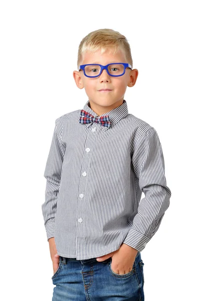 Porträtt allvarlig pojke klädd i skjorta glasögon och bowtie poserar. Utbildningskoncept. Isolerade över vita. — Stockfoto