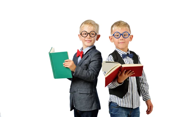 Genç arkadaşlar çocuklar gözlük ve papyon kitap okuma gülümseyerek. Eğitim kavramı. Beyaz bitti izole.