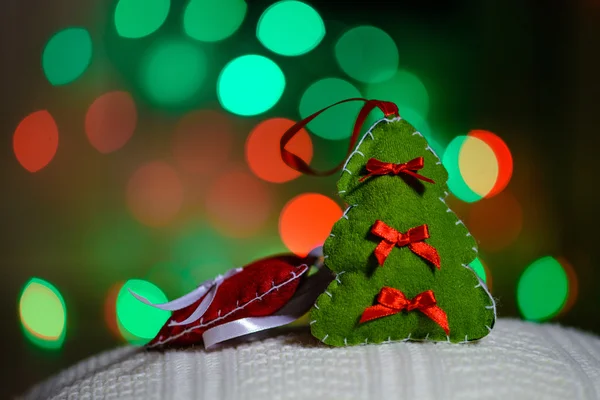 Vánoční ručně vyrobené hračky strom rozostřeného pozadí — Stock fotografie