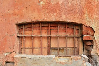Eski pişmiş kırmızı tuğla duvarına kapalı pencere ile sıvalı..