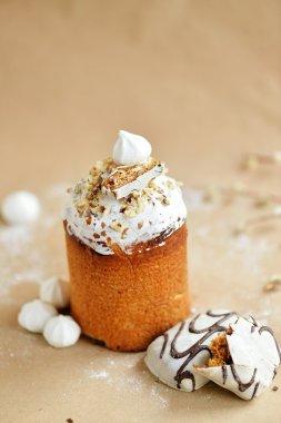 Paskalya tatili kulich krem fındık Kuruyemiş çikolata Çerezler marshmallow ile zanaat özgeçmişlerine kek