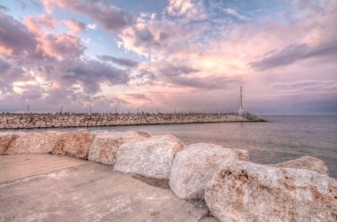 Deniz feneri günbatımı. HDR görüntü (Akdeniz, İsrail)