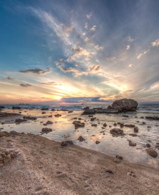 Gün batımı, Hdr edition denizde kayalarla