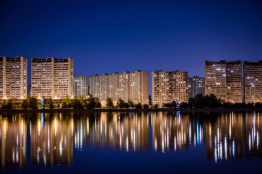 akşam şehir yansıması nehre, Moskova