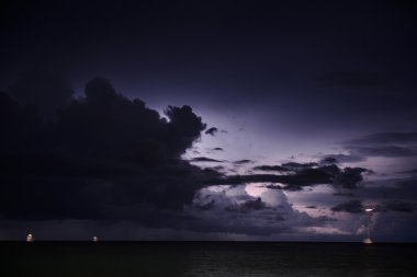 Karadeniz üzerinde fırtınalı gece gökyüzü