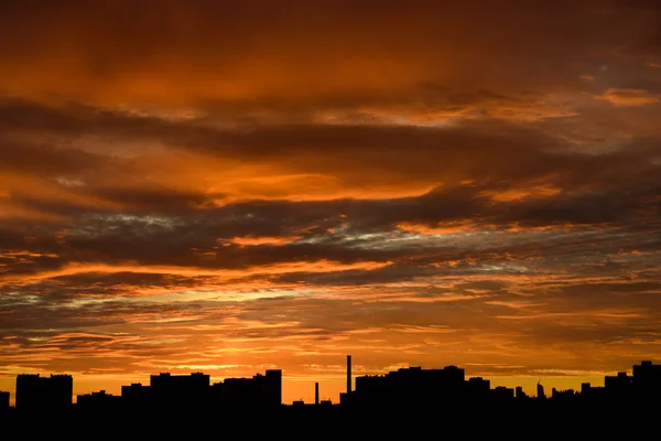 Закат над городом — стоковое фото