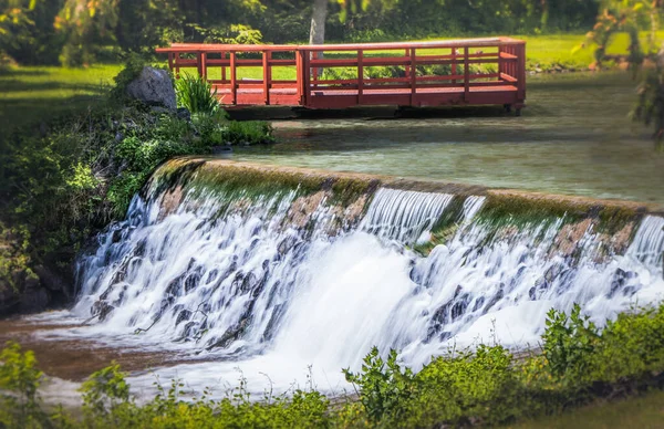 Uma Cachoeira Lado Uma Doca Vermelha Parque Condado Berks Pensilvânia — Fotografia de Stock