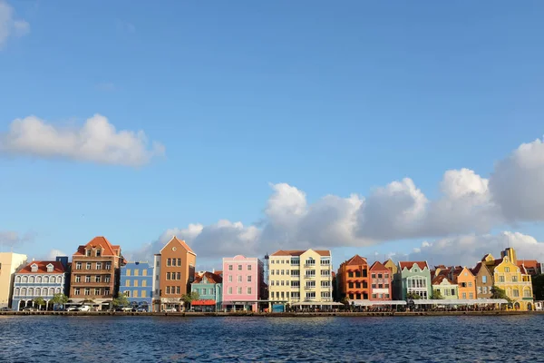 Coloridos edificios holandeses a lo largo del paseo marítimo de Willemstad Curazao — Foto de Stock