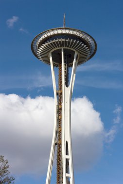 Seattle Uzay İğnesi altında beyaz kabarık bulut. 