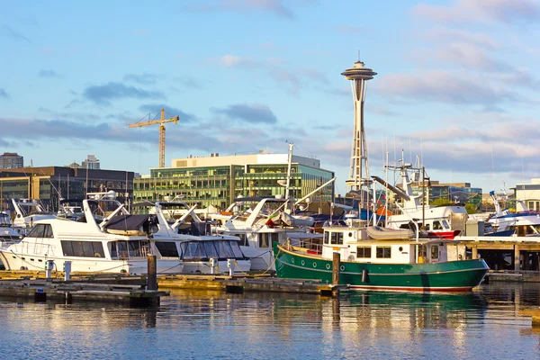 Una vista sul Seattle Space Needle dalle acque del Lake Union . — Foto Stock