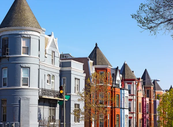 Maisons rangées résidentielles dans la capitale américaine au printemps . — Photo