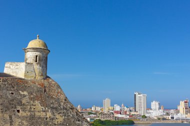 San Filipe de Barajas Castle Kulesi ve Cartagena eski şehir, Kolombiya bir görünüm. 