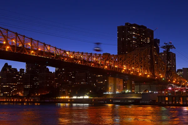 Queensboro híd összekötő Manhattan Roosevelt-sziget. — Stock Fotó