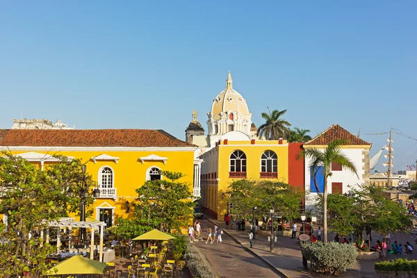 Rušné náměstí poblíž moře v kolumbijské Cartageně. — Stock fotografie