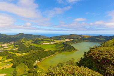 Panoramik Lagoa das Furnas, Furnas Azores, Portekiz yakınındaki volkanik krater Gölü. 