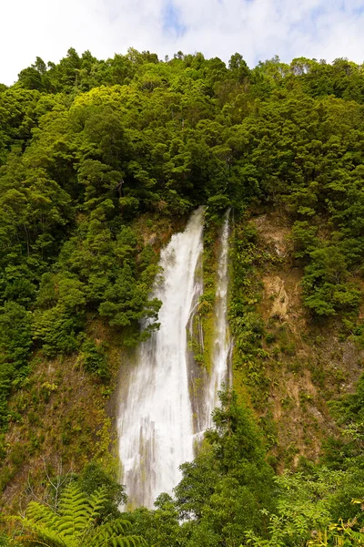 Сценический водопад рядом с Фурнасом в Азорских островах, Португалия . — стоковое фото