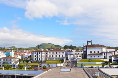 Ponta Delgada üzerinde okyanus rıhtımdan Azores, Portekiz görüntülemek. 
