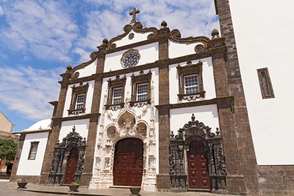 Fasad av den Saint Sebastian (Igreja Matriz de Sao Sebastiao) i Ponta Delgada, Sao Miguel, Azorerna, Portugal. — Stockfoto