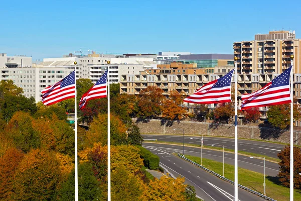 ワシントンDc 米国の風景の中に明るい色 高極の木の葉や国旗を持つ秋の晴れた日のダウンタウン — ストック写真