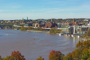 Sonbaharda Washington DC, ABD 'nin Georgetown Park ve nehir kıyısı. ABD başkentinde Key Köprüsü yakınlarındaki Potomac Nehri 'nin güzel manzarası.
