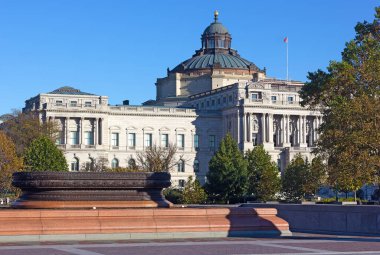 Birleşik Devletler Kongre Kütüphanesi Thomas Jefferson Binası 'nın sonbaharda batı cephesi. Birleşik Devletler Kongre Kütüphanesi 'nin en eski dört binası mavi gökyüzü altında..