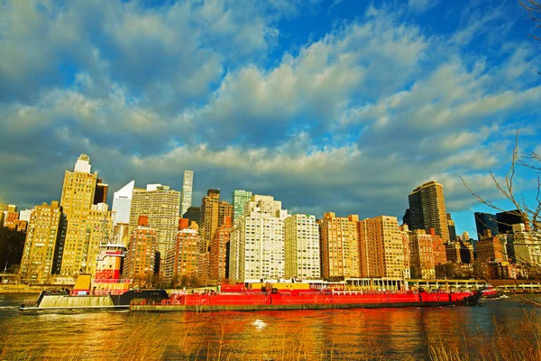 View Manhattan Roosevelt Island New York Usa Waterfront Buildings Illuminated — Stock Photo, Image