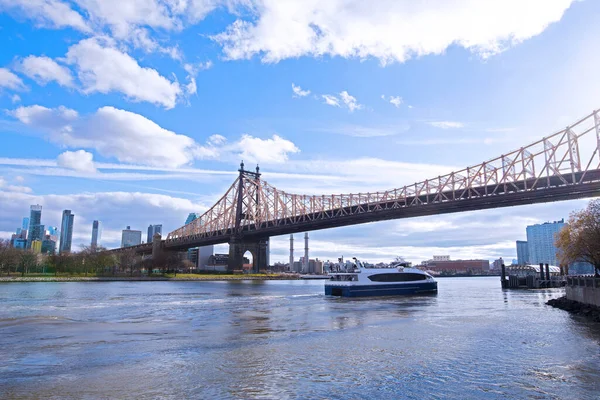 East River Landscape New York City Roosevelt Island Ferry Motorboat — Stock Photo, Image