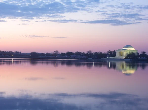 Thomas Jefferson Memorial kiraz çiçeği sırasında şafak.