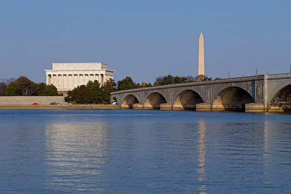 Lincoln Memorial e monumento nazionale al tramonto a Washington DC . — Foto Stock