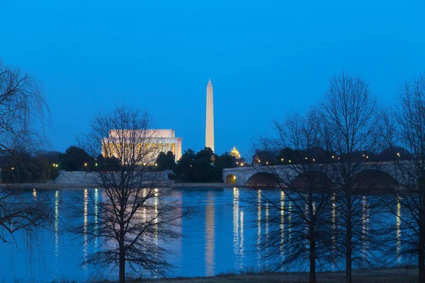 Lincoln Memorial, National Monument e US Capitol Building dopo il tramonto . — Foto Stock