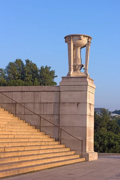 Stappen van het Lincoln Memorial met een mooie roze marmer statief op de buttress. — Stockfoto