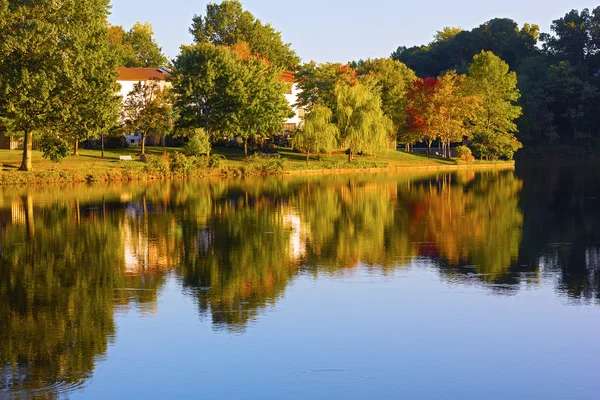 Outono em uma comunidade de frente lago do norte da Virgínia, EUA . — Fotografia de Stock