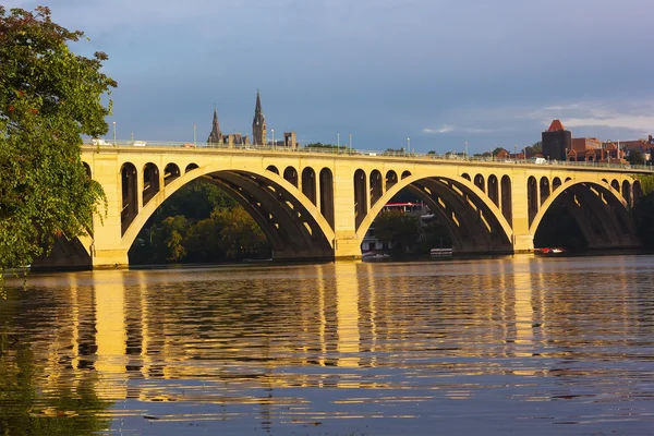 Reflexiones del Puente Clave en aguas del Río Potomac, Washington DC . — Foto de Stock