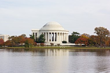 Thomas Jefferson Anıtı ve deprem Havzası, Washington Dc, ABD etrafında ağaçlar renkli sonbahar.
