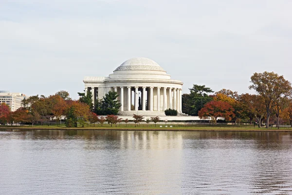 Herfst gekleurde bomen rond Thomas Jefferson Memorial en Tidal bekken in Washington Dc, Verenigde Staten. — Stockfoto