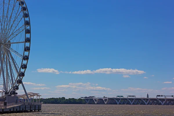 Rueda de la fortuna del puerto nacional y Woodrow Wilson Memorial Bridge . — Foto de Stock