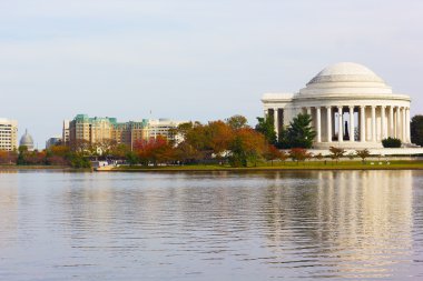 Thomas Jefferson Memorial yansıması ile gün batımına.
