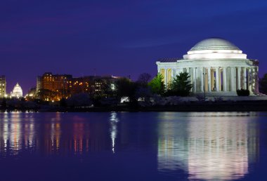 Thomas Jefferson Memorial kiraz çiçeği Festivali sırasında şafak.