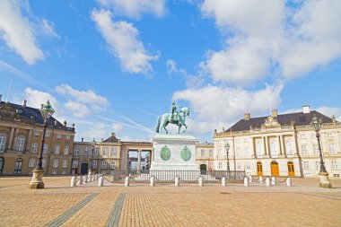 Amalienborg Sarayı bir sekizgen avlu Meydanı ve heykel Kopenhag, Danimarka.