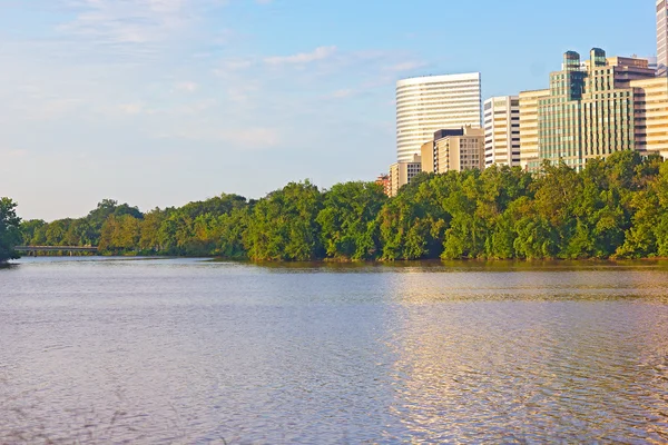 Modern buildings near Potomac River in the early morning. — Stock Photo, Image