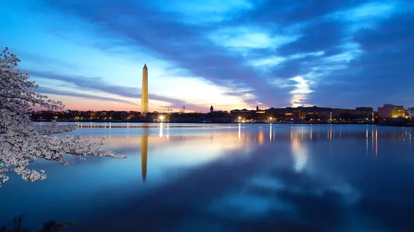 Monumento di Washington di notte con lo skyline della città e i fiori di ciliegio . — Foto Stock