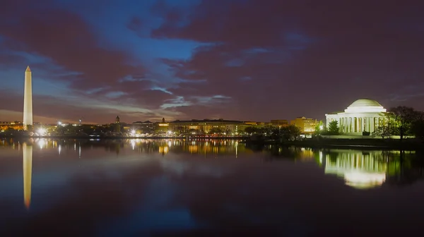 Washington Anıtı ve Jefferson Anıtı şehir manzarası ile gece.