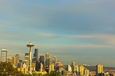 Işıklı Seattle gökdelenler ve Mount Rainier kontur gün batımında.