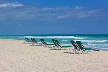 Miami Beach inişli çıkışlı dalgalar ve boş sandalye ile bahar.