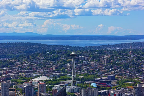 Una vista de la ciudad de Seattle desde una altura de rascacielos . — Foto de Stock