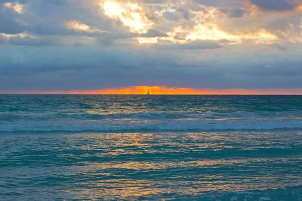 在阴天的时候在迈阿密海滩，佛罗里达州的日出. — 图库照片