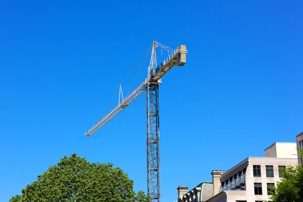 Construction crane in the city. — Stock Photo, Image